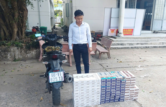 Công an Đồng Tháp bắt giữ đối tượng điều khiển xe mô tô với tốc độ cao để vận chuyển thuốc lá lậu. Ảnh: TTXVN phát