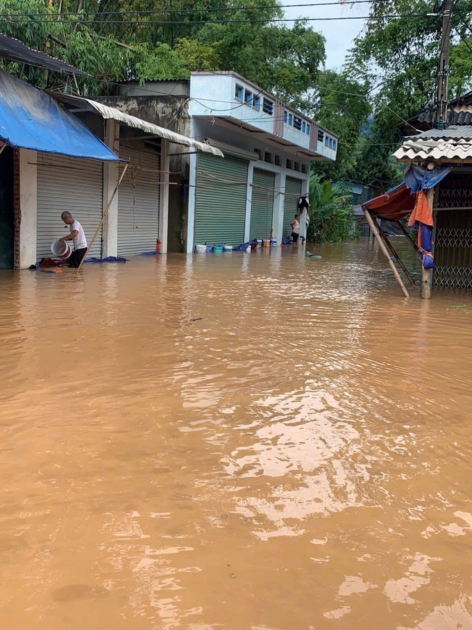 Khu vực dân cư ở xã Bó Sinh bị ngập lụt. Ảnh: TTXVN phát Khu vực dân cư ở xã Bó Sinh bị ngập lụt. Ảnh: TTXVN phát