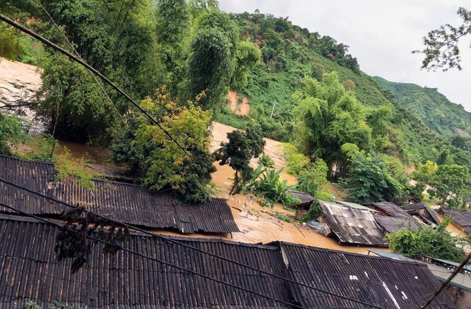 Hiện nay, mực nước trên các sông ở xã Bó Sinh đang dâng rất cao khiến nhiều nơi bị ngập lụt. Ảnh: TTXVN phát Hiện nay, mực nước trên các sông ở xã Bó Sinh đang dâng rất cao khiến nhiều nơi bị ngập lụt. Ảnh: TTXVN phát