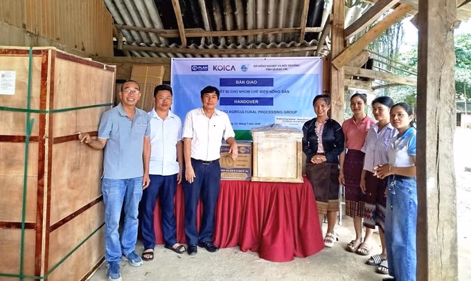 Những thiết bị, máy móc được trao hỗ trợ dịp này sẽ góp phần nâng cao năng suất, từng bước xây dựng chuỗi giá trị, nâng cao giá trị nông sản địa phương. Ảnh: TTXVN phát