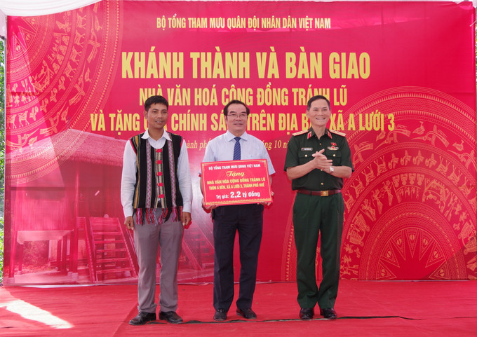 Bàn giao Nhà văn hóa cộng đồng tránh lũ tại thôn A Đên cho lãnh đạo UBND xã A Lưới 3. Ảnh: TTXVN phát Bàn giao Nhà văn hóa cộng đồng tránh lũ tại thôn A Đên cho lãnh đạo UBND xã A Lưới 3. Ảnh: TTXVN phát