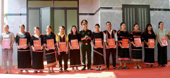 Lãnh đạo Công ty 75 - Binh đoàn 15 bàn giao nhà cho các gia đình khó khăn được hỗ trợ trong chương trình xóa nhà tạm, dột nát tại khu vực biên giới Gia Lai. Lãnh đạo Công ty 75 - Binh đoàn 15 bàn giao nhà cho các gia đình khó khăn được hỗ trợ trong chương trình xóa nhà tạm, dột nát tại khu vực biên giới Gia Lai.