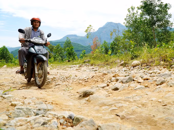Người dân vất vả khi lưu thông trên tuyến đường Trà Thanh - Trà Phong.