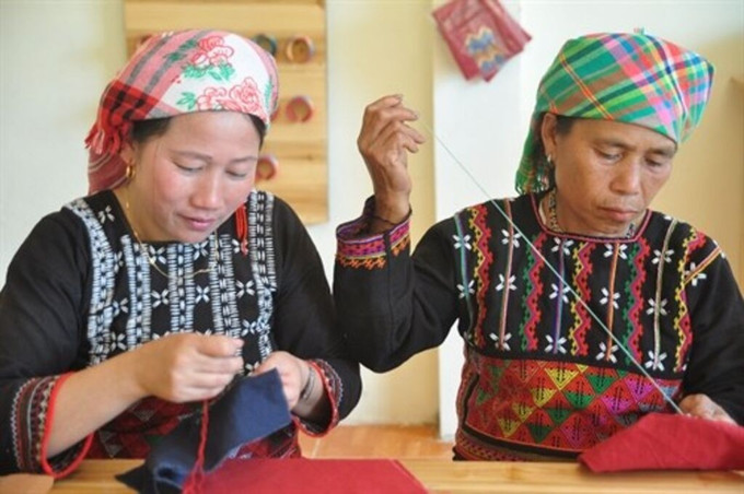 Hoàn thiên sản phẩm thổ cẩm và handmade của phụ nữ Xa Phó tại Nậm Sài, tỉnh Lào Cai. Ảnh: Hương Thu/TTXVN ocop1-28925.jpg