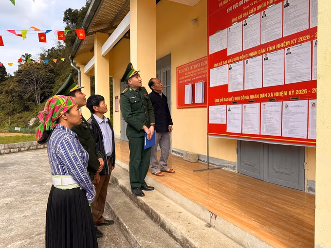 Bộ đội Biên phòng Cửa khẩu quốc tế Trà Lĩnh tuyên truyền bầu cử cho đồng bào vùng biên.