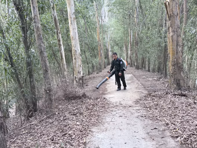 Lực lượng bảo vệ rừng tràm Trà Sư (xã An Cư, tỉnh An Giang) dọn thực bì, chủ động phòng ngừa cháy rừng trong cao điểm mùa khô.