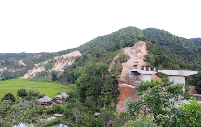 Đơn vị thi công đang tập trung mọi nguồn lực thi công cầu tại gói thầu số 07 đi qua địa phận huyện Tam Đường. Ảnh: Quý Trung/TTXVN lai-chau3-4625.jpg