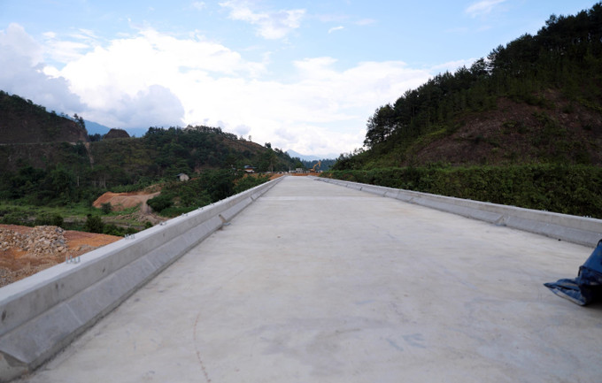 Cây cầu tại gói xây lắp số 07 đi qua huyện Tam Đường hiện đã hoàn thiện trên 90% khối lượng. Ảnh: Quý Trung/TTXVN Cây cầu tại gói xây lắp số 07 đi qua huyện Tam Đường hiện đã hoàn thiện trên 90% khối lượng. Ảnh: Quý Trung/TTXVN