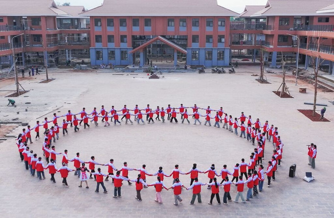 Học sinh Trường Phổ thông nội trú liên cấp Tiểu học và Trung học cơ sở Si Pa Phìn, tỉnh Điện Biên, chuẩn bị cho ngày khánh thành trường. Ảnh: TTXVN phát