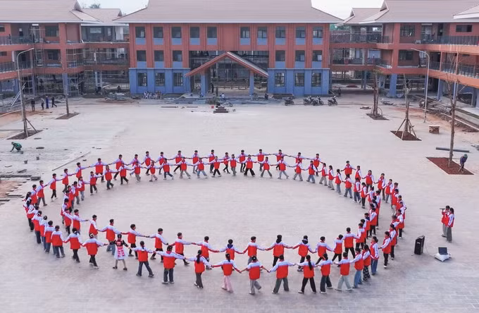 Học sinh Trường Phổ thông nội trú liên cấp Tiểu học và Trung học cơ sở Si Pa Phìn, tỉnh Điện Biên, chuẩn bị cho ngày khánh thành trường. Ảnh: TTXVN phát