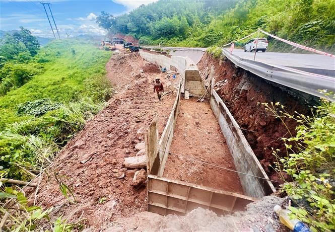 Dự án sửa chữa Quốc lộ 15D nhằm khắc phục tình trang mất an toàn giao thông có độ dốc lớn, bán kính đường cong nằm nhỏ, khuất tầm nhìn, mặt đường hẹp. Dự án sửa chữa Quốc lộ 15D nhằm khắc phục tình trang mất an toàn giao thông có độ dốc lớn, bán kính đường cong nằm nhỏ, khuất tầm nhìn, mặt đường hẹp.