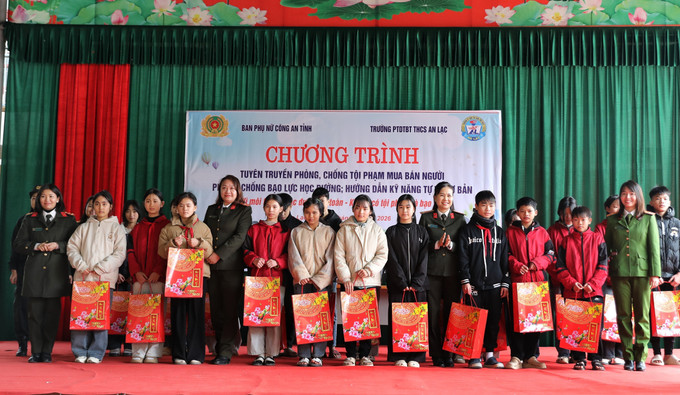 Trao quà tết và áo ấm cho học sinh trường Phổ thông Dân tộc bán trú THCS An Lão.