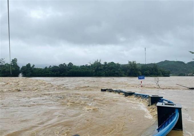 Mưa lớn, nước lũ dâng cao nhấn chím cầu Sơn Kỳ, huyện Sơn Hà, tỉnh Quảng Ngãi. Ảnh tư liệu: TTXVN mua-4925.jpg