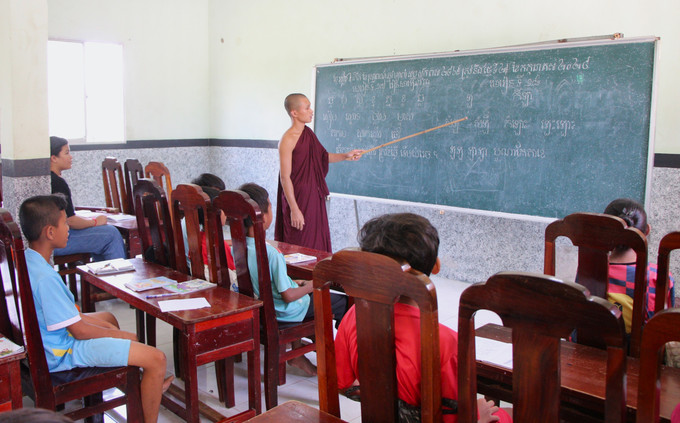 Các em nhỏ học chữ Khmer ở chùa Pôthivongsa (ấp 4, xã Xà Phiên, thành phố Cần Thơ). Ảnh: Nguyễn Hằng/TTXVN khmer1-13825.jpg