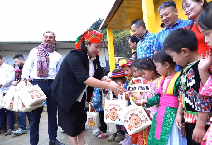Đơn vị tài trợ trao quà cho học sinh tại lễ khánh thành điểm trường vùng cao xã Sơn Vĩ.