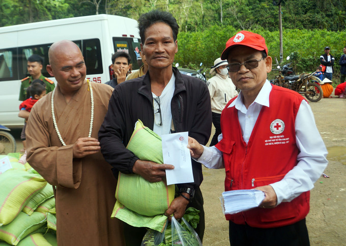 Người dân nhận quà tại chương trình.