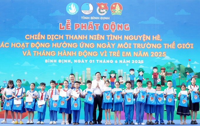 Trao tặng quà cho các hộ gia đình, đoàn viên thanh niên, các em thiếu nhi có hoàn cảnh khó khăn trên địa bàn tỉnh. Trao tặng quà cho các hộ gia đình, đoàn viên thanh niên, các em thiếu nhi có hoàn cảnh khó khăn trên địa bàn tỉnh.