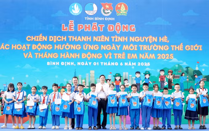 Trao tặng quà cho các hộ gia đình, đoàn viên thanh niên, các em thiếu nhi có hoàn cảnh khó khăn trên địa bàn tỉnh.