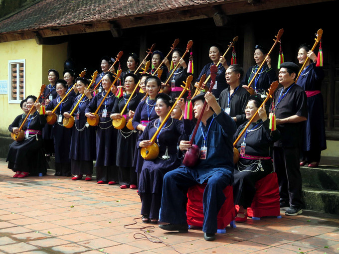 Các nghệ sĩ hát then tỉnh Thái Nguyên tại chương trình. then1-31825.jpg