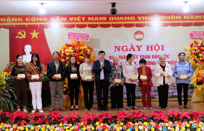 Bí thư Tỉnh ủy Lâm Đồng Y Thanh Hà Niê Kđăm tặng quà cho các hộ gia đình có hoàn cảnh khó khăn trên địa bàn khu dân cư Hà Đông (phường Lâm Viên - Đà Lạt).