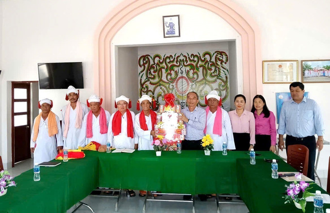 Sư cả Thường Xuân Hữu, Chủ tịch Hội đồng chức sắc Bàlamôn giáo tỉnh Lâm Đồng, trở thành nhịp cầu nối liền ý Đảng với lòng dân ở vùng đồng bào Chăm.