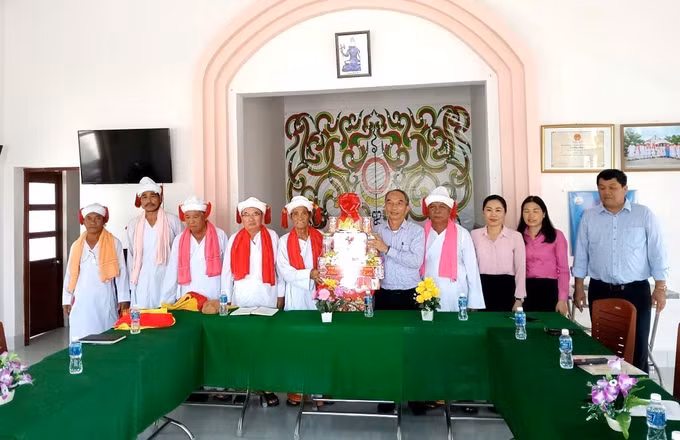Sư cả Thường Xuân Hữu, Chủ tịch Hội đồng chức sắc Bàlamôn giáo tỉnh Lâm Đồng, trở thành nhịp cầu nối liền ý Đảng với lòng dân ở vùng đồng bào Chăm.