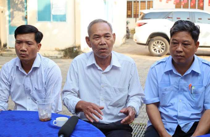 Ông Điểu Đép, ấp Minh Lập 2, nêu ý kiến, nguyện vọng tới lãnh đạo xã Nha Bích. Ảnh: Đậu Tất Thành/TTXVN