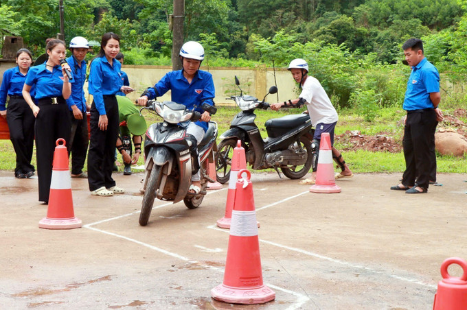 Tổ chức ngày hội An toàn giao thông sau lễ phát động. Ảnh: TTXVN phát Tổ chức ngày hội An toàn giao thông sau lễ phát động. Ảnh: TTXVN phát