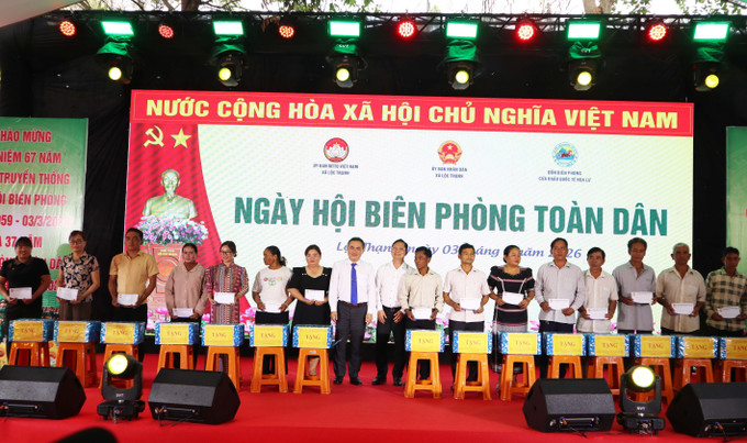 Đại diện lãnh đạo tỉnh Đồng Nai trao tặng quà cho các hộ dân.