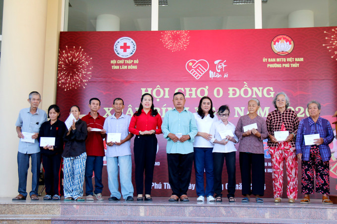 Trao hỗ trợ 51 hộ nghèo và 92 hộ cận nghèo trong chương trình “Tết Nhân ái” tại phường Phú Thủy (Lâm Đồng).