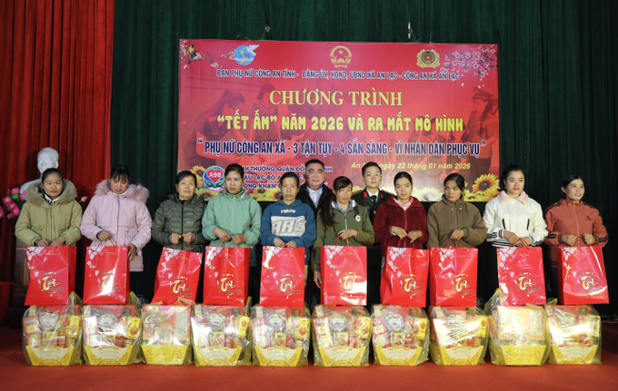 Trao quà tết cho gia đình chính sách, hộ nghèo, hoàn cảnh khó khăn.