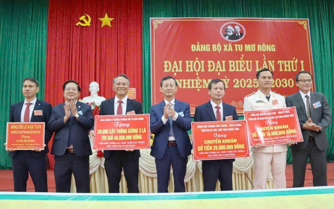 Các đại biểu dự Đại hội ủng hộ cho chương trình. Các đại biểu dự Đại hội ủng hộ cho chương trình.