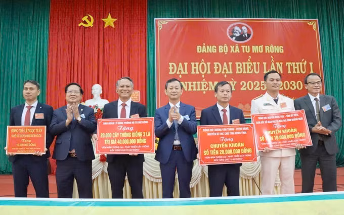 Các đại biểu dự Đại hội ủng hộ cho chương trình.