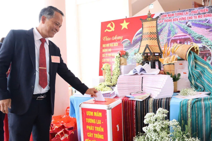 Các đại biểu dự Đại hội ủng hộ kinh phí cho chương trình. quang-ngai-24725.jpg