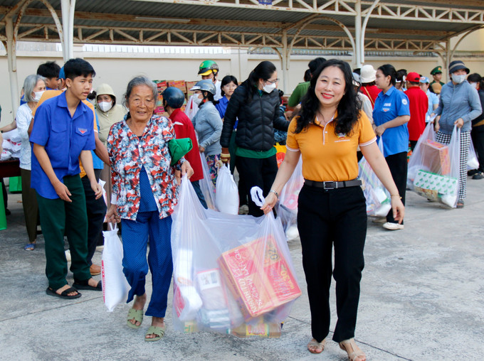 Người dân phường Phú Thủy) (Lâm Đồng) vui mừng khi được nhận quà tại Hội chợ 0 đồng Xuân Bính Ngọ 2026.