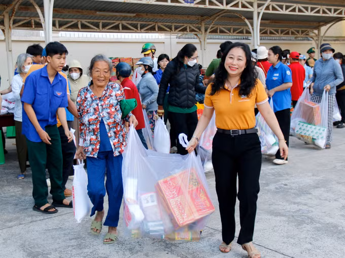 Người dân phường Phú Thủy) (Lâm Đồng) vui mừng khi được nhận quà tại Hội chợ 0 đồng Xuân Bính Ngọ 2026.