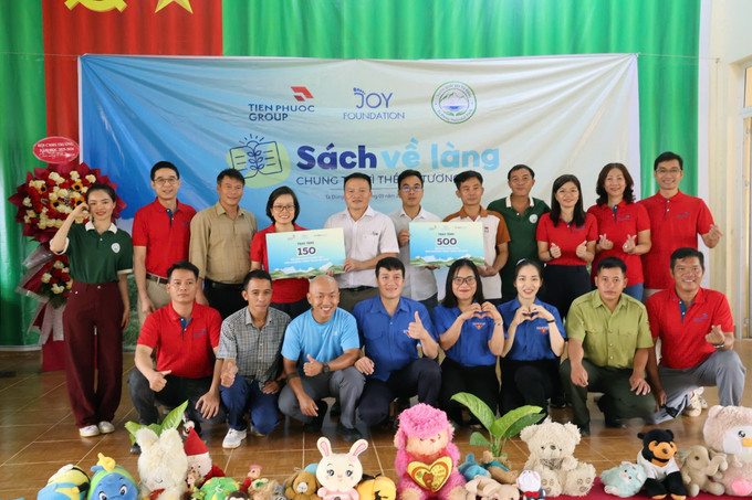 Lãnh đạo Ban Quản lý Vườn Quốc gia Tà Đùng và đơn vị tài trợ tặng sách cho học sinh các trường tiểu học thuộc vùng đệm của đơn vị vào đầu năm học mới 2025 – 2026. Ảnh: TTXVN phát Lãnh đạo Ban Quản lý Vườn Quốc gia Tà Đùng và đơn vị tài trợ tặng sách cho học sinh các trường tiểu học thuộc vùng đệm của đơn vị vào đầu năm học mới 2025 – 2026. Ảnh: TTXVN phát