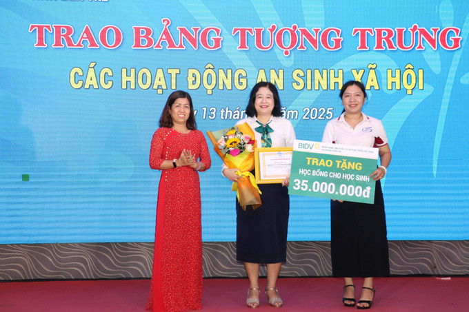 Ngân hàng Thương mại cổ phần Đầu tư và Phát triển Việt Nam chi nhánh Bến Tre trao bảng tượng trưng hỗ trợ học bổng cho các em học sinh là trẻ em Làng SOS Bến Tre, trị giá 35 triệu đồng. Ngân hàng Thương mại cổ phần Đầu tư và Phát triển Việt Nam chi nhánh Bến Tre trao bảng tượng trưng hỗ trợ học bổng cho các em học sinh là trẻ em Làng SOS Bến Tre, trị giá 35 triệu đồng.