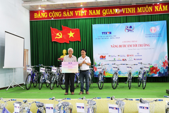 Ông Trương Công Trí, Trưởng Cơ quan thường trú TTXVN tại tỉnh Đồng Tháp trao quà cho quỹ khuyến học xã Thường Phước, tỉnh Đồng Tháp. Ảnh: Đức Tâm/TTXVN dong-thap-20925.jpg