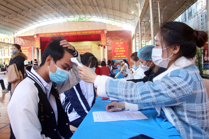 Khám sàng lọc trước khi tiêm vaccine phòng COVID -19 cho học sinh Trường THPT Tân Trào, thành phố Tuyên Quang. Ảnh: Quang Cường/TTXVN tiem-21525.jpg