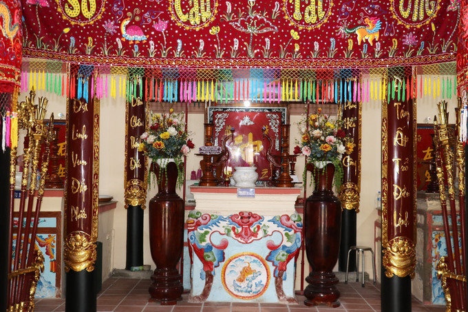 Khu vực gian giữa là đình chính (nơi thờ cúng) của ngôi đình Tân Đông. Ảnh: Hữu Chí - TTXVN