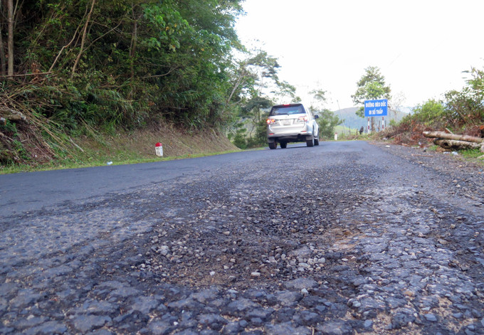 Một số vị trí trên mặt đường Quốc lộ 24 đoạn từ xã Ba Tơ lên xã Kon Plông đã xuống cấp. sat-lo-1125.jpg