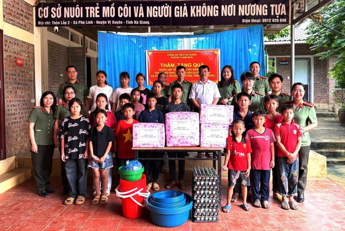Cán bộ, chiến sĩ Phòng Tham mưu Công an tỉnh thăm, động viên, tặng quà cho các em nhỏ mồ côi tại Cơ sở Bảo trợ xã hội Dương Hiển (huyện Vị Xuyên). Ảnh: TTXVN phát Cán bộ, chiến sĩ Phòng Tham mưu Công an tỉnh thăm, động viên, tặng quà cho các em nhỏ mồ côi tại Cơ sở Bảo trợ xã hội Dương Hiển (huyện Vị Xuyên). Ảnh: TTXVN phát