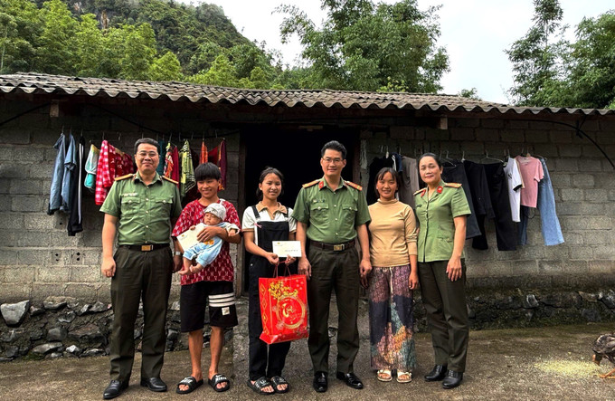 Cán bộ, chiến sĩ Phòng Tham mưu Công an tỉnh thăm, động viên, tặng quà cho em Sùng Thị Hoa - con nuôi được đơn vị đỡ đầu trong nhiều năm qua, hiện là học sinh lớp 11A4 Trường Phổ thông Dân tộc Nội trú THPT tỉnh Hà Giang. Ảnh: TTXVN phát ha-giang-1625.jpg