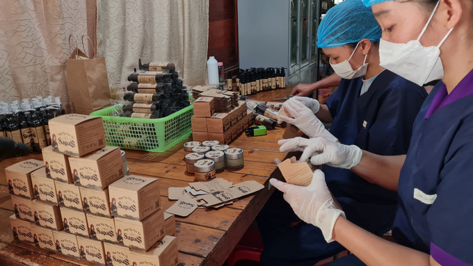 Hợp tác xã Sapa Secrets tạo việc làm thường xuyên cho 15 lao động địa phương với mức thu nhập từ 7 - 9 triệu/tháng. Hợp tác xã Sapa Secrets tạo việc làm thường xuyên cho 15 lao động địa phương với mức thu nhập từ 7 - 9 triệu/tháng.