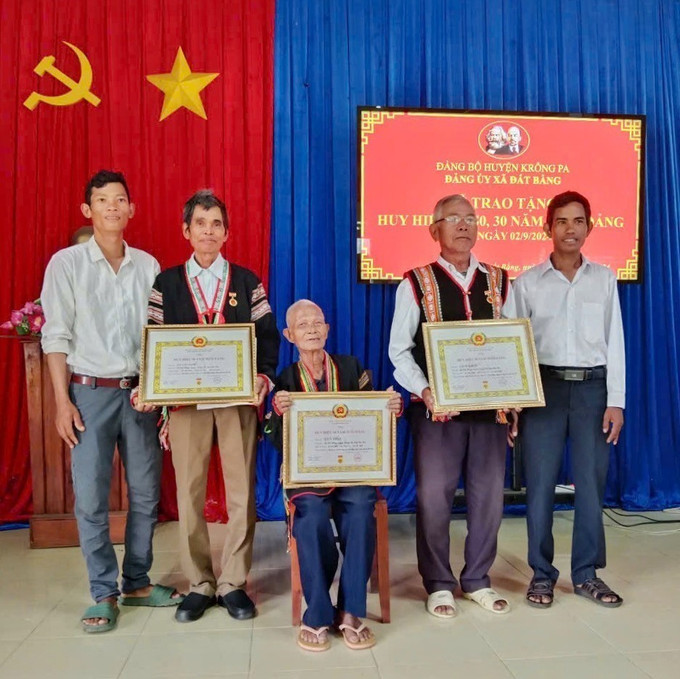 Các thế hệ Đảng viên trong gia đình ông Ama Giai nhận Huy hiệu 60 năm, 50 năm và 30 năm tuổi Đảng. Ảnh: Hoài Nam/ TTXVN Các thế hệ Đảng viên trong gia đình ông Ama Giai nhận Huy hiệu 60 năm, 50 năm và 30 năm tuổi Đảng. Ảnh: Hoài Nam/ TTXVN