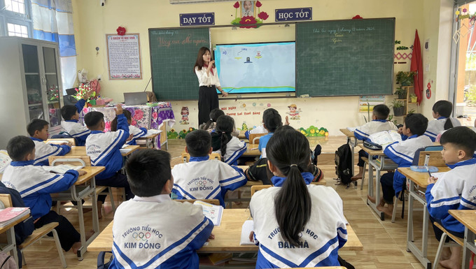 Dãy phòng học được đầu tư từ Chương trình mục tiêu Quốc gia giảm nghèo bền vững năm 2023 giúp thầy trò Trường Tiểu học Kim Đồng, xã Tu Mơ Rông thuận tiện hơn trong việc dạy và học.