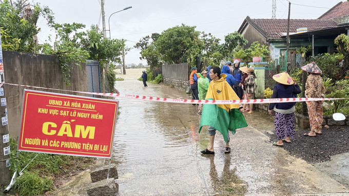 Giăng dây cấm người và phương tiện qua vùng nguy hiểm. Ảnh: Tường Quân/TTXVN