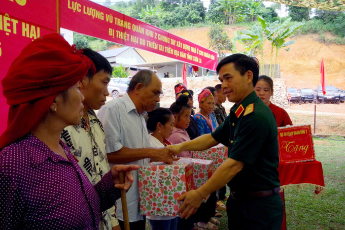 Thiếu tướng Nguyễn Văn Xuân, Phó Tư lệnh Quân khu 2, tặng quà cho các gia đình có hoàn cảnh khó khăn bị thiệt hại, ảnh hưởng do thiên tai, mưa lũ, sạt lở đất. Ảnh: TTXVN phát Thiếu tướng Nguyễn Văn Xuân, Phó Tư lệnh Quân khu 2, tặng quà cho các gia đình có hoàn cảnh khó khăn bị thiệt hại, ảnh hưởng do thiên tai, mưa lũ, sạt lở đất. Ảnh: TTXVN phát