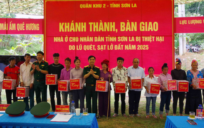 Tặng quà cho các gia đình có hoàn cảnh khó khăn trên địa bàn các xã bị thiệt hại, ảnh hưởng do thiên tai, mưa lũ, sạt lở đất. Ảnh: TTXVN phát Tặng quà cho các gia đình có hoàn cảnh khó khăn trên địa bàn các xã bị thiệt hại, ảnh hưởng do thiên tai, mưa lũ, sạt lở đất. Ảnh: TTXVN phát